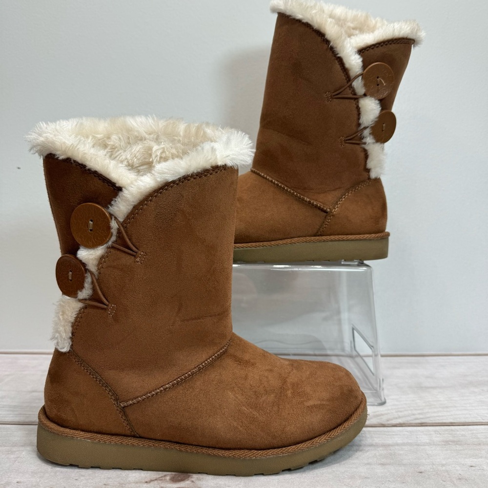 So Brown Faux Suede Faux Fur Lined 2 Button Detail Ugg Style Boots Size 6.5